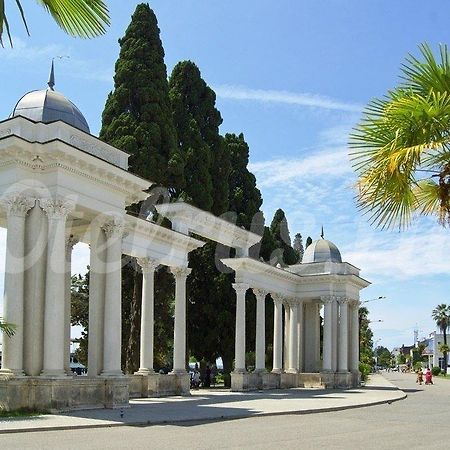 Guest House Belyi Lebed Sochumi Exterior foto